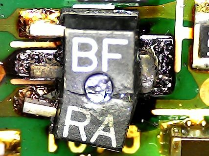 Makroaufnahme eines elektronischen Bauteils auf Leiterplatte