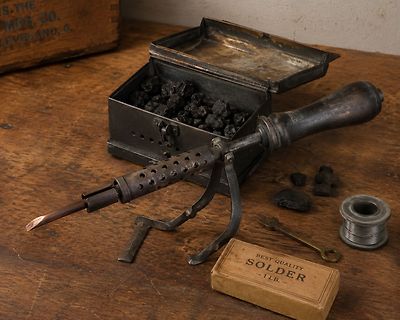 Historisches Lötkolben-Set mit Lötzinn und Kohle