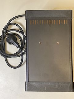 Schwarzes Netzteil mit Netzkabel