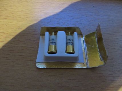 Zwei Mikrowellen-Dioden in Verpackung