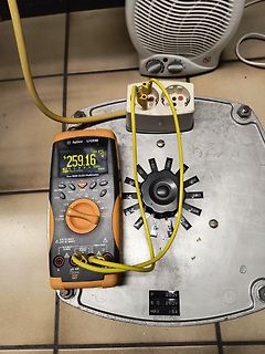 Multimeter misst Spannung an einer Steckdose