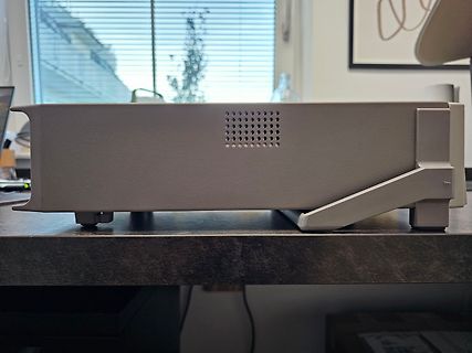 Graues Elektronikgehäuse auf Tisch