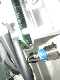 Innenansicht eines elektronischen Geräts mit Kabeln und Steckverbindung