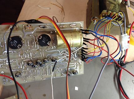 Geöffnete Platine mit Transformator und Elektrolytkondensatoren