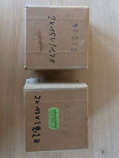 Zwei Kartons mit handgeschriebenen Beschriftungen