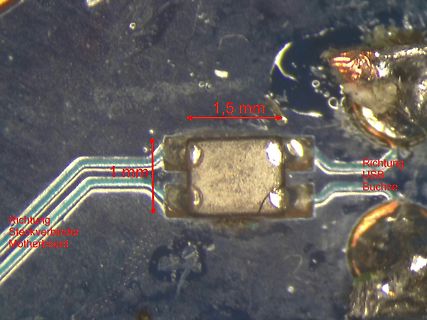 Makroaufnahme eines SMD-Bauteils auf Leiterplatte mit Maßangaben