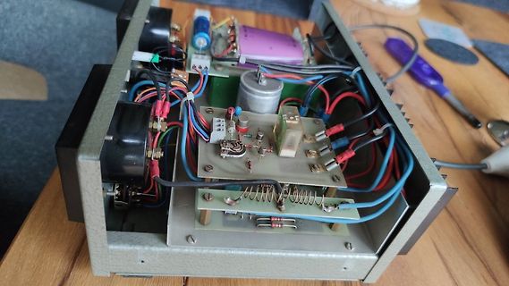 Innenansicht eines geöffneten elektronischen Geräts mit Leiterplatten