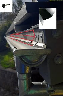 Metallische Bauteile und Schraube