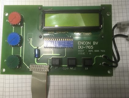 Bestückte grüne Leiterplatte mit LCD und Potentiometern