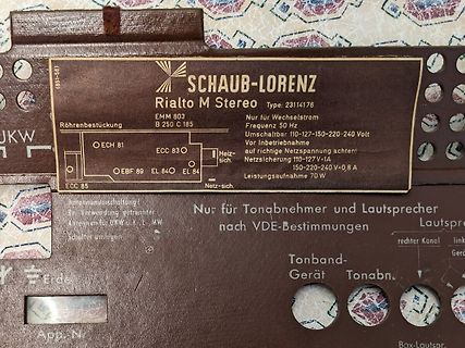 Typenschild eines Schaub-Lorenz Rialto M Stereo Radios