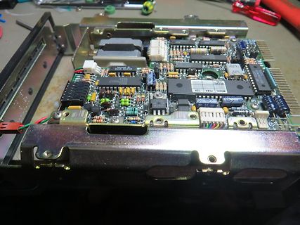 Innenansicht einer bestückten Leiterplatte in einem Metallgehäuse