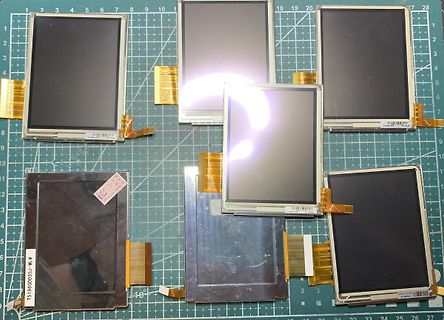 Mehrere LCD-Displays auf Schneidematte