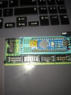 Arduino Nano Modul auf Laptop-Tastatur