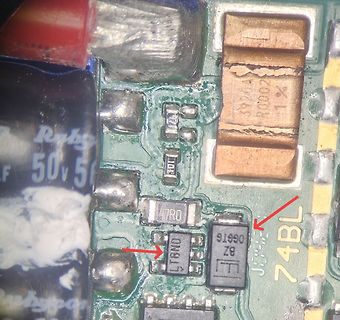 Nahaufnahme einer Leiterplatte mit elektronischen Bauteilen