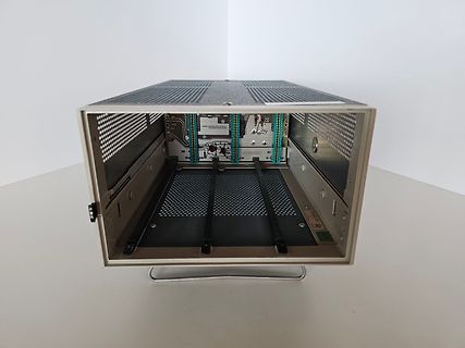 Innenansicht eines Metallgehäuses mit Elektronikkomponenten
