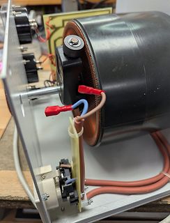 Aufbau eines Elektromotors mit Verkabelung