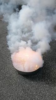 Rauch aus einem Metallbehälter auf Asphalt