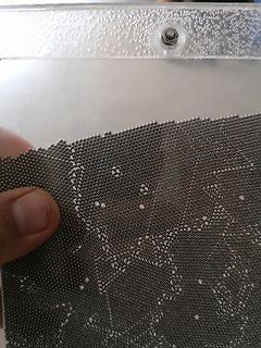 Nahaufnahme einer metallischen Oberfläche mit Lochmuster