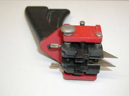 Handgehaltenes Werkzeug mit Schneidklingen