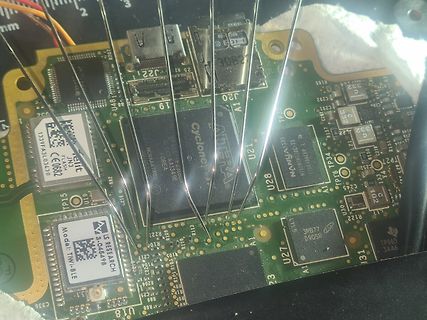 Nahaufnahme einer Leiterplatte mit FPGA und Speicherbausteinen