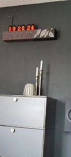 Digitale Wanduhr an grauer Wand
