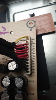 Leiterplatte mit Steckverbindung und Elektrolytkondensatoren