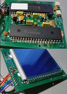 Nahaufnahme einer Leiterplatte mit Mikrochip und Display