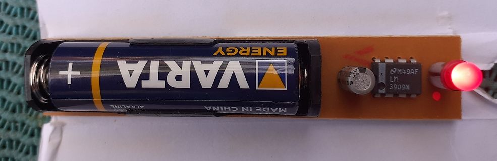 Einfache Schaltung mit Batterie und LED auf Platine