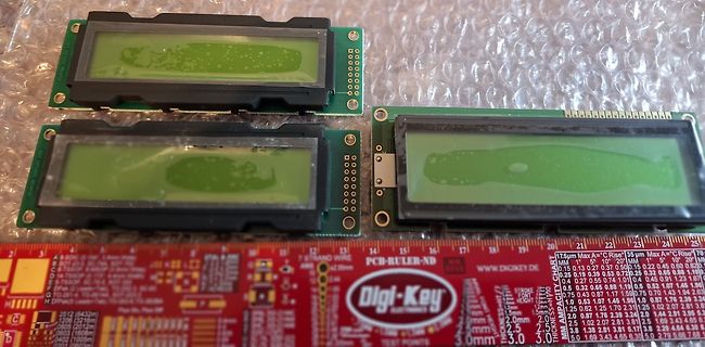 Drei LCD-Module auf einem Lineal