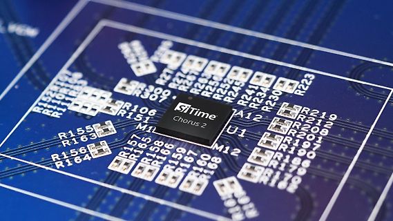 Makroaufnahme einer Leiterplatte mit SiTime Chip