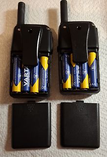 Zwei Funkgeräte mit Batteriefächern und Batterien