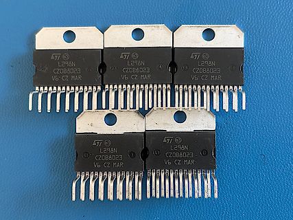 Fünf L298N Motortreiber-ICs