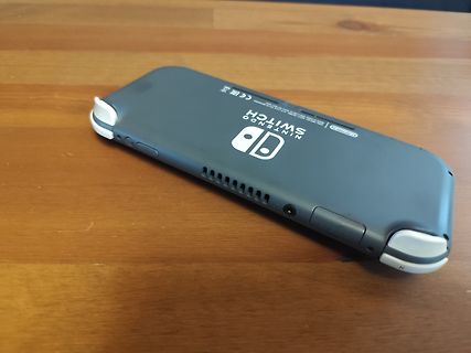 Nintendo Switch Konsole auf Holztisch
