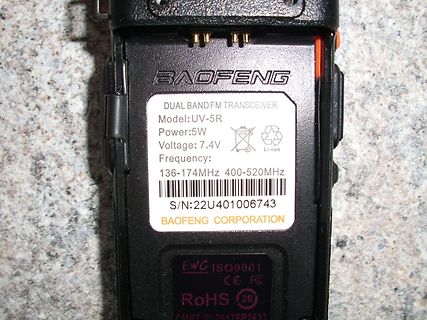Rückseite eines Baofeng Funkgeräts