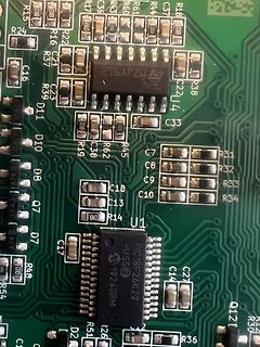 Nahaufnahme einer bestückten Leiterplatte mit Mikrocontroller