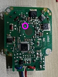 Foto einer Leiterplatte mit elektronischen Bauteilen