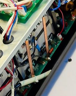 Innenansicht eines elektronischen Geräts mit Leiterplatten und Verkabelung