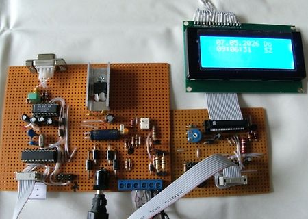 Prototyp-Leiterplatte mit LCD-Display und Bauteilen