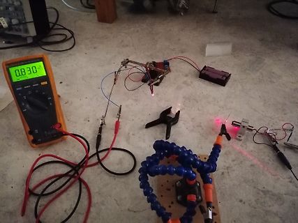 Elektronik-Versuchsaufbau mit Multimeter und Laser