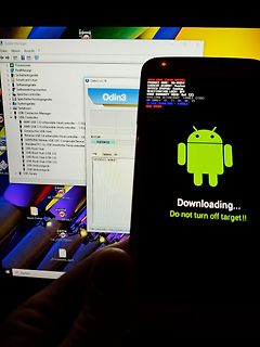 Foto eines Bildschirms mit Odin3 Software und Smartphone