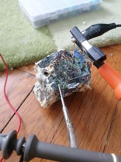 Messung an einem Mineral mit Krokodilklemme und Sonde