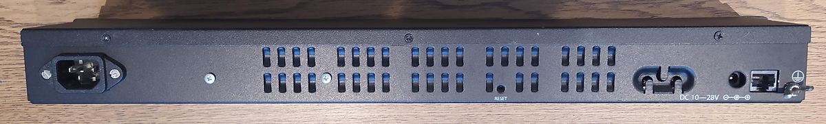 Rückseite eines elektronischen Geräts mit Anschlüssen