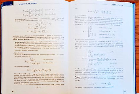 Fotografie einer aufgeschlagenen Mathematik- oder Physik-Lehrbuchseite
