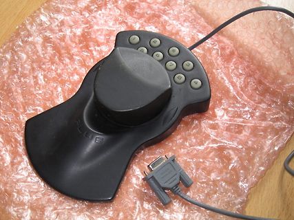 Schwarzer Joystick mit DB25-Stecker auf Luftpolsterfolie