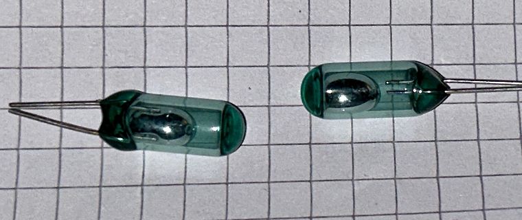 Zwei grüne Glas-LEDs auf Millimeterpapier