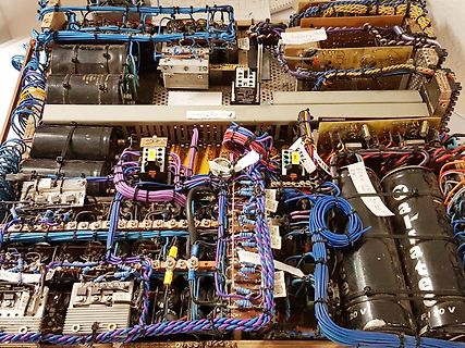 Freiverdrahtete Elektronikmodule mit Kondensatoren und Kabeln