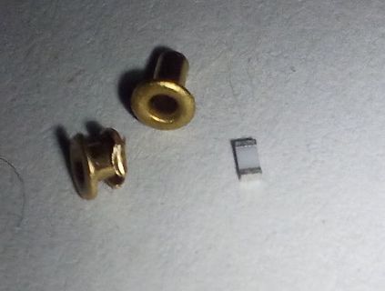 Zwei goldene Buchsen und ein SMD-Bauteil