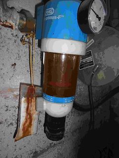 Gasfilter und Druckmesser an Rohrleitung