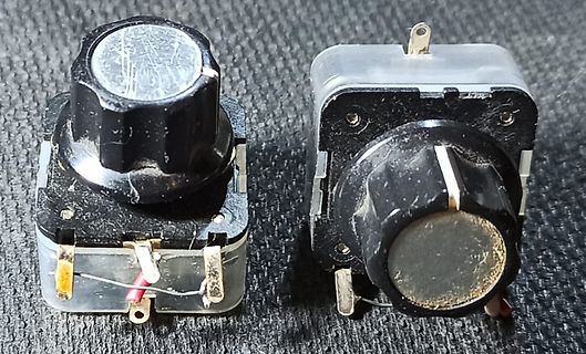 Zwei Potentiometer mit Drehknöpfen