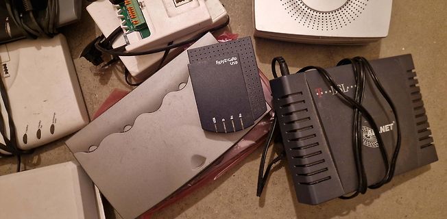 Verschiedene Netzwerkgeräte und Router